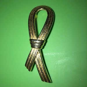 Medium sized gold toned brooch